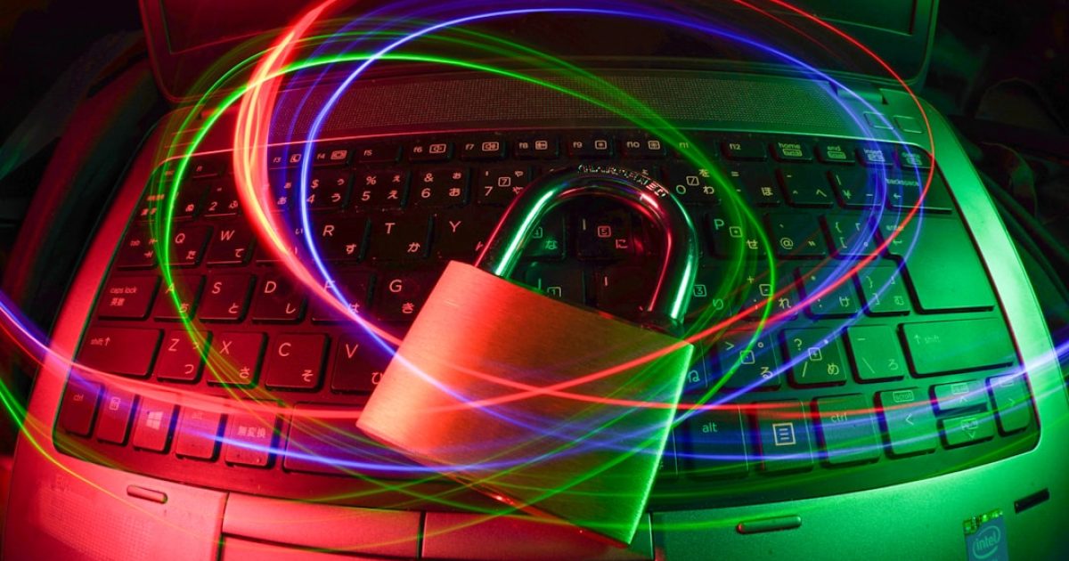 Mãos de um profissional de TI a analisar alertas de segurança de um sistema anti-malware no cPanel num ecrã de computador, com um site protegido ao fundo.