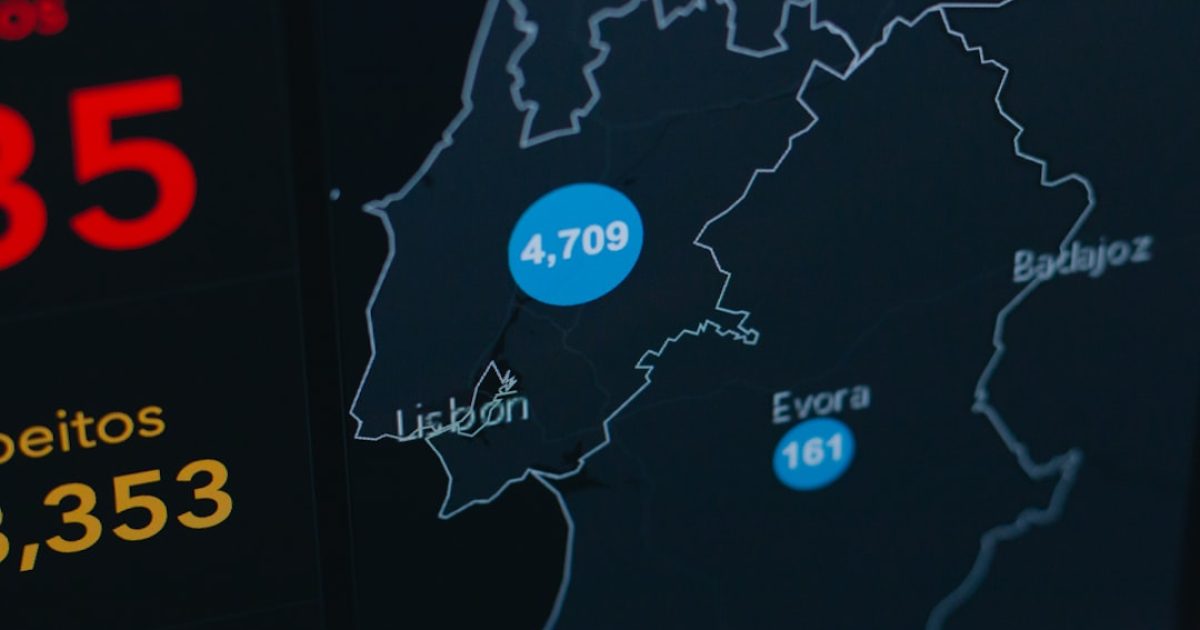 Mãos a digitar num teclado de computador com um cadeado digital flutuante, simbolizando cibersegurança e proteção de dados em Portugal.