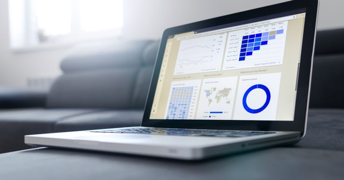 Mãos a trabalhar num portátil com gráficos de performance web e indicadores de Core Web Vitals no ecrã, simbolizando otimização de SEO.