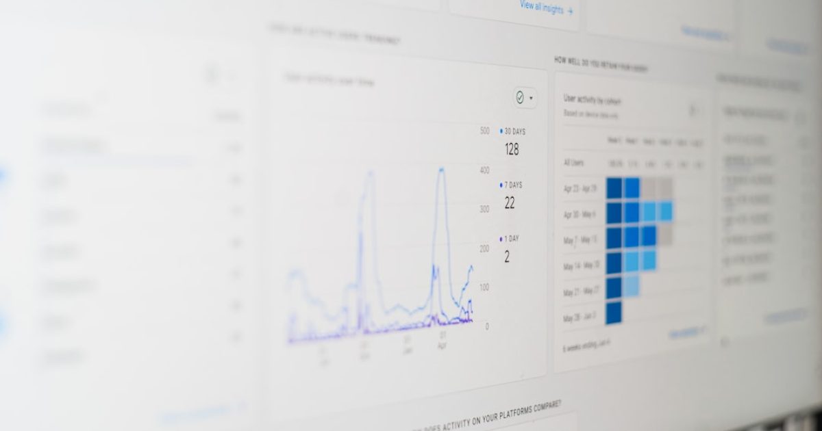 CRM e prospeção IA em ação: dados de clientes e leads para otimizar vendas e gestão em PME.