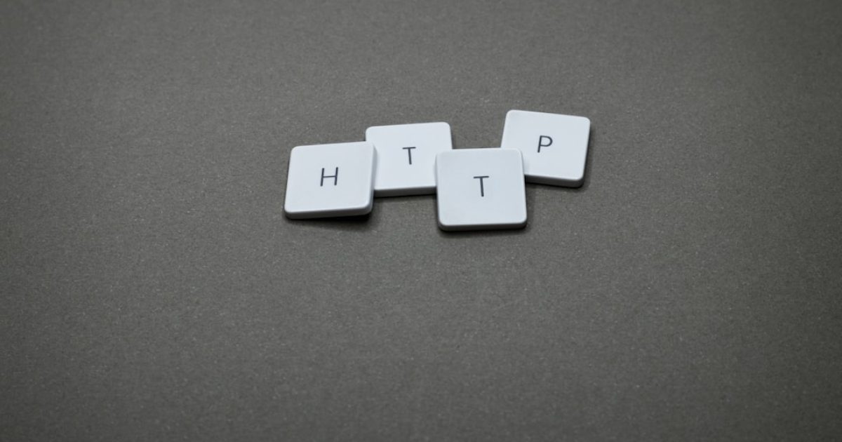 Mãos a digitar num teclado, ecrã com opções de registo de domínio. Simboliza a busca por um domínio conciso e memorável de 3-4 letras.