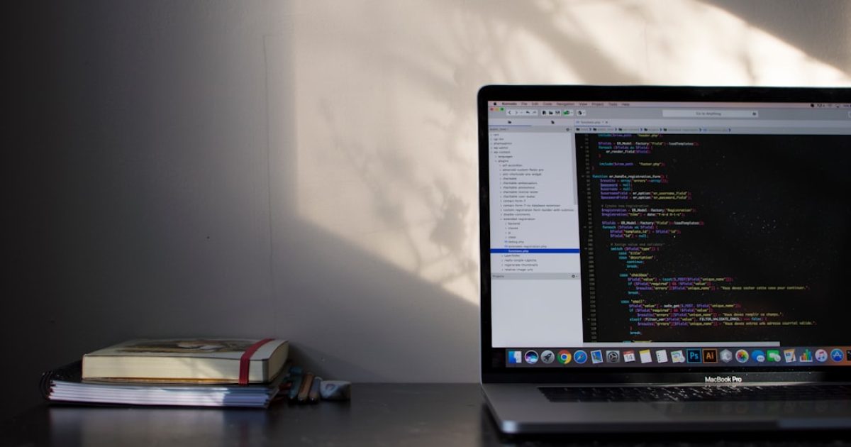 Mãos a trabalhar num editor de código, mostrando ficheiro .htaccess com regras para forçar HTTPS e otimizar URLs.