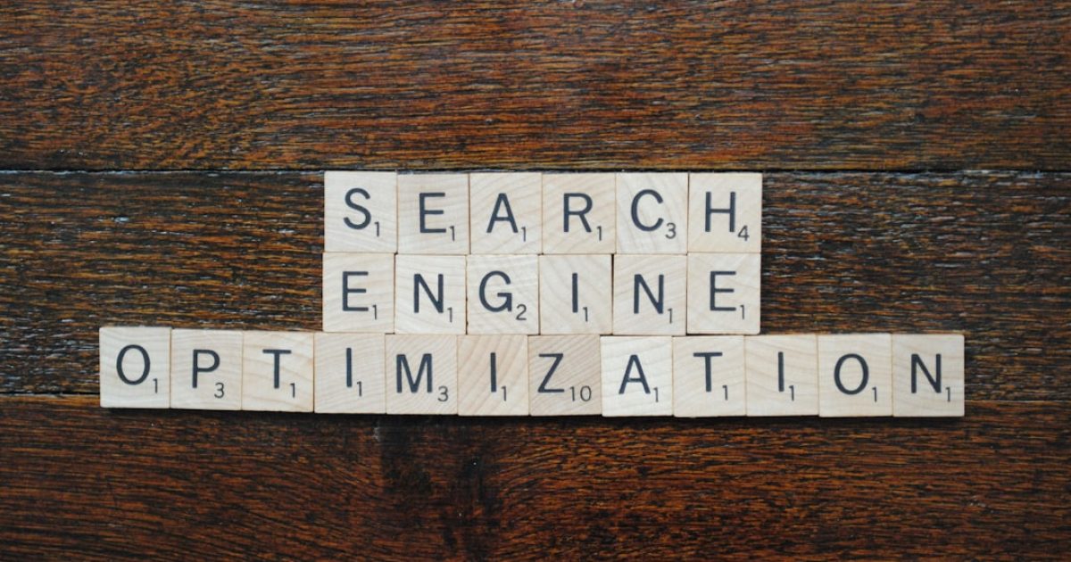 Ilustração de um website a carregar rapidamente, com imagens otimizadas em WebP e lazy loading ativo, simbolizando desempenho web.
