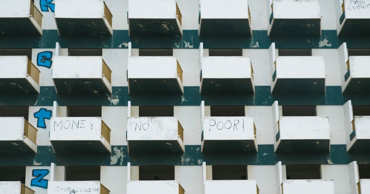 Servidor de backup off-site num datacenter moderno em Portugal, com cabos organizados e luzes indicadoras
